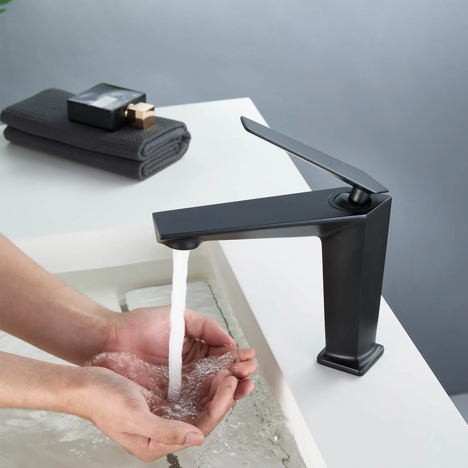Matte Black Splashless Bathroom Faucet with Aerator - Image 5