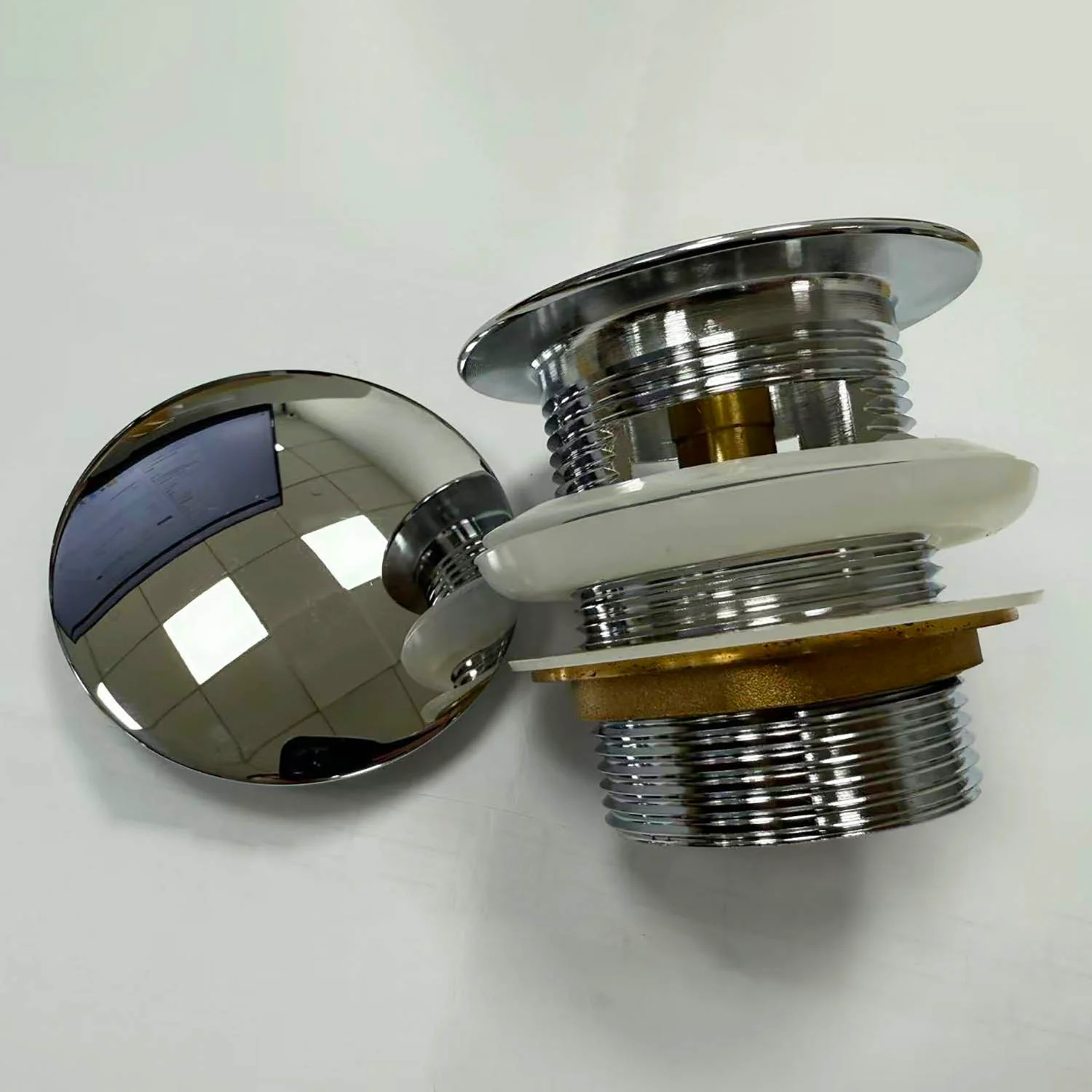 Chrome bathtub pop-up drain
